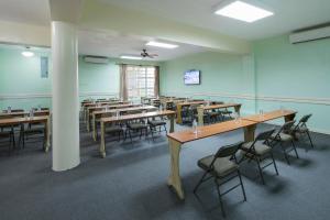 una classe con tavoli e sedie in una stanza di whala!boca chica - All Inclusive a Boca Chica