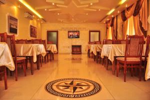 Armenia VanSevan Hotel tesisinde bir restoran veya yemek mekanı