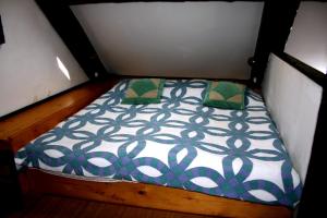 ein kleines Bett in einem kleinen Zimmer mit in der Unterkunft Apartment Šefic in Planina