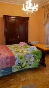 ローマにあるThe Sun Houseのベッドルーム1室(花の飾られたベッド1台付)