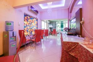 A restaurant or other place to eat at Mariani International Hotel