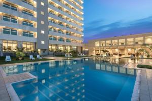 Bazén v ubytování Fraser Suites Abuja nebo v jeho okolí