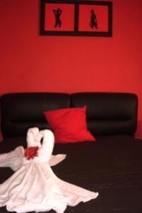 a room with a bed with a swan doll on it at SEIA Alojamentos Leitao in Seia