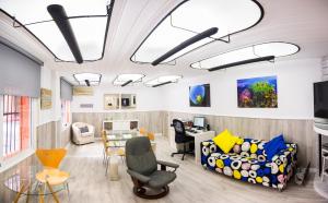 salon z kanapą i stołem w obiekcie Hostal Guillot w mieście Torremolinos