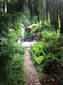un camino de piedra en un jardín con mesa de picnic en Finnhütte Canow, en Canow