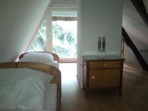 1 dormitorio con 1 cama, vestidor y ventana en Finnhütte Canow, en Canow
