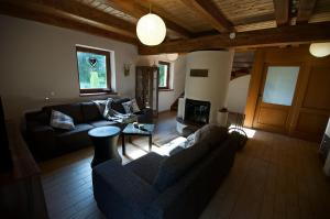 uma sala de estar com um sofá e uma lareira em Stag house - Jelení dom em Smizany