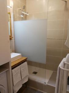a bathroom with a shower and a sink at Appt. Bella Vita - Andernos les Bains, au cœur du Bassin d'Arcachon in Andernos-les-Bains
