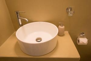 Vannituba majutusasutuses Pefkides Aegina Boutique Apartments