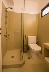 Vannituba majutusasutuses Pefkides Aegina Boutique Apartments