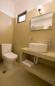 Vannituba majutusasutuses Pefkides Aegina Boutique Apartments