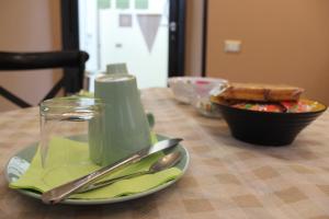 Terrazza Partenopea في نابولي: طاولة مع طبق من الطعام ووعاء من الخبز المحمص