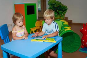 Bambini che soggiornano presso Familienhotel Adler