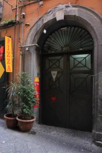 czarne drzwi z roślinami przed budynkiem w obiekcie Terrazza Partenopea w mieście Napoli