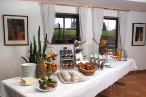 a long table with food on top of it at Weingut Sandwiese Winzerhotel in Worms