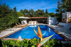 una piscina con sillas y una casa en Casa Baliza, adults only, en Alhaurín el Grande