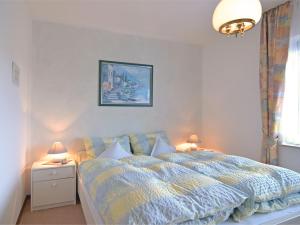 een slaapkamer met een bed en twee lampen op tafels bij Apartment in Deifeld with garden in Medebach