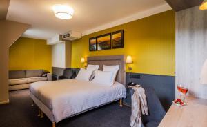 מיטה או מיטות בחדר ב-Hotel Restaurant Au Riesling