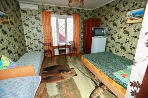 アナパにあるGuest House Ekaterinaのベッドルーム1室(犬1匹が床に寝そべった状態)