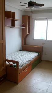 ラ・マンガ・デル・マール・メノールにあるApart. Panoramix V.v.の小さなベッドルーム(窓付きのベッド付)