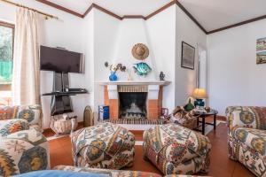 - un salon avec des chaises et une cheminée dans l'établissement Villa 39, à Armação de Pêra