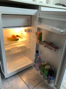 una nevera abierta con comida y bebidas. en Homestay Marius, en Sibiu