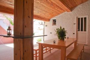 a room with a table and a wooden ceiling at SEIA Alojamento D Ines in Seia