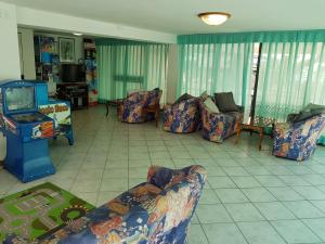 una sala de estar con sofás y un videojuego en Hotel Katia, en Cesenatico