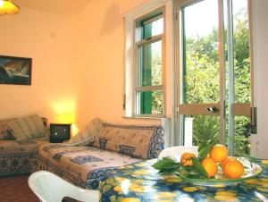 サン・ジョルジョにあるLe Palme Gardenのリビングルーム(オレンジ付きのテーブル付)