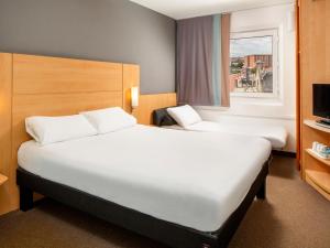 a hotel room with two beds and a window at ibis Liverpool Centre Albert Dock – Liverpool One in Liverpool