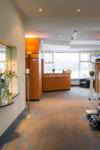 an office lobby with a waiting area with a desk at Hotel am Rhein in Wesseling