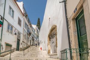 eine Gasse in einer Altstadt mit Treppen in der Unterkunft Visit Lisbon4fun - Alfama in Lissabon