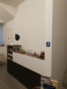 cocina con encimera en una habitación en Gorizia Inn, en Gorizia