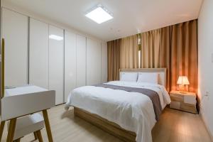 Postel nebo postele na pokoji v ubytování Home Fourest Residence Hotel Okpo