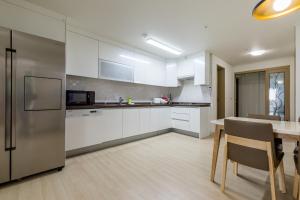 Kuchyň nebo kuchyňský kout v ubytování Home Fourest Residence Hotel Okpo