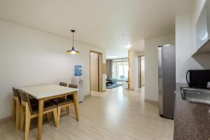 Kuchyň nebo kuchyňský kout v ubytování Home Fourest Residence Hotel Okpo