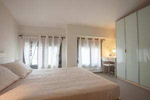 Un pat sau paturi într-o cameră la #FLH - Daphne - Beachfront House