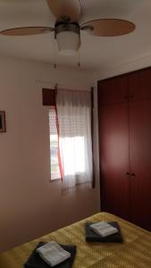 a bedroom with a bed and a window with two towels at Cegonha do mar in Aljezur