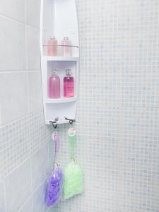 埃爾科拉諾的住宿－Short Lets Lulù，浴室设有2个牙刷和墙上的镜子