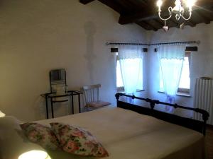 A bed or beds in a room at Il Gallo Del Vicino Még 37 kép