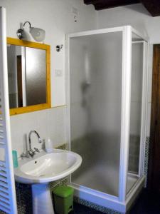 A bathroom at Il Gallo Del Vicino