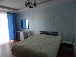 Una cama o camas en una habitación de Luka & Eka