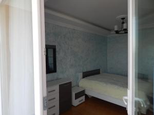 Una cama o camas en una habitación de Luka & Eka