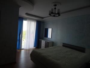 Una cama o camas en una habitación de Luka & Eka