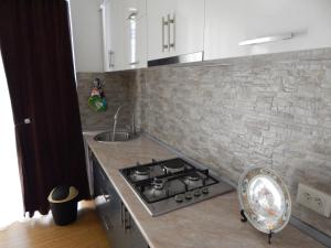Una cocina o cocineta en Luka & Eka