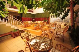 pusta restauracja ze stołami, krzesłami i drzewami w obiekcie Hotel Torres Touriño w mieście Sanxenxo