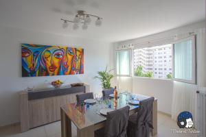 a dining room with a table and a painting on the wall at Spacious 2 bedroom near city centre - Dodo et Tartine in Toulon