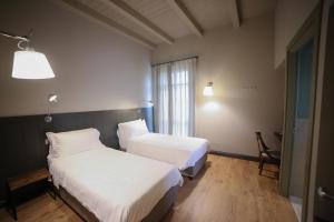Postel nebo postele na pokoji v ubytování Locanda Ferro UNO, Golf Città di Asti