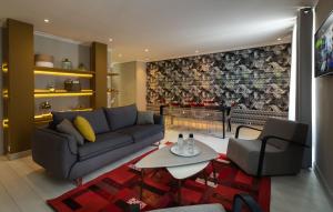 سكن وسبا لو برينس ريجينت في باريس: غرفة معيشة مع أريكة وطاولة