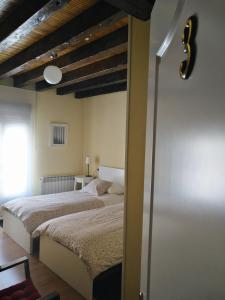 a bedroom with two beds in a room at Alojamientos Palacete in Peñaranda de Duero